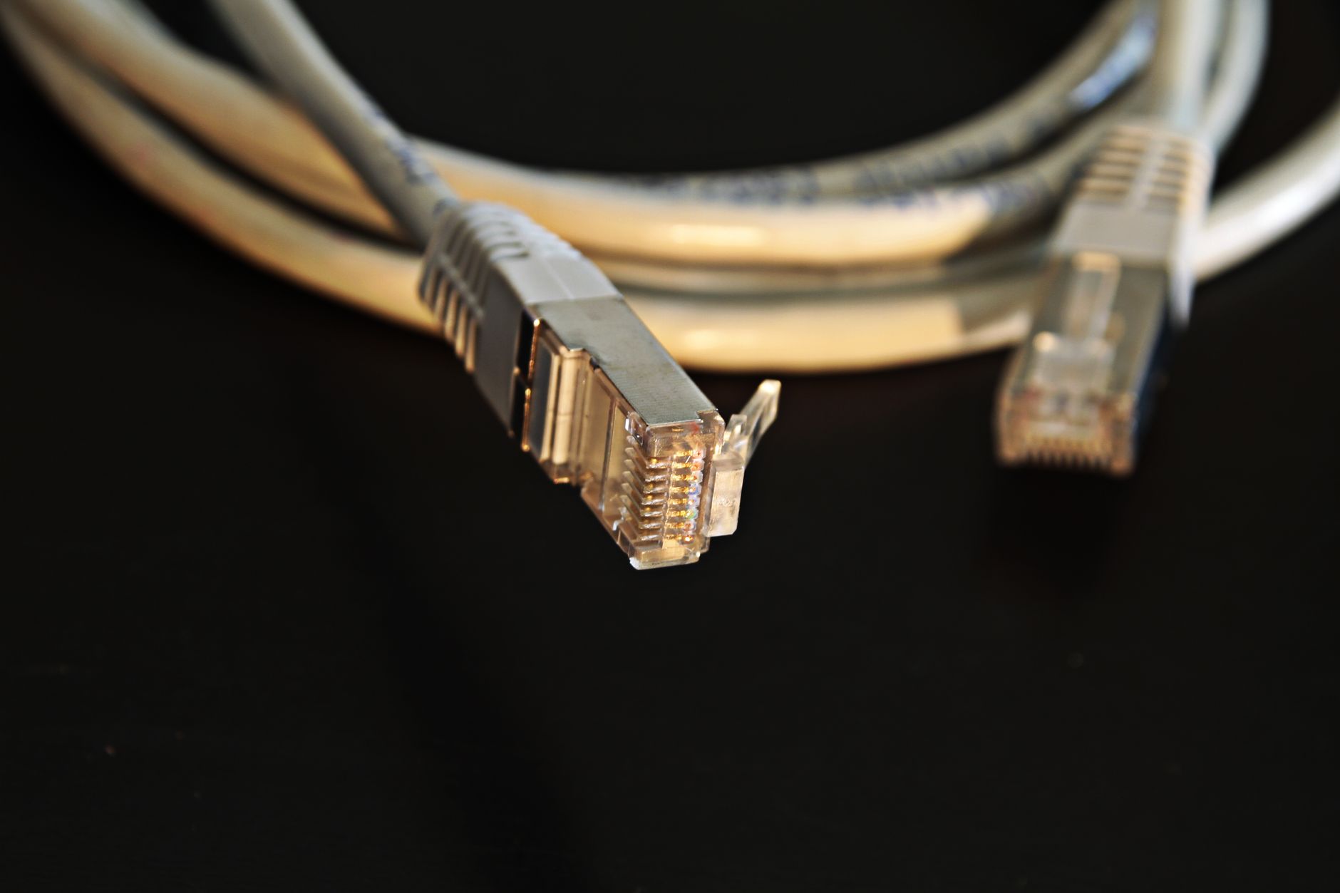 RJ45 두 종류. 왼쪽은 금속 껍질로 감싼 차폐형이고 오른쪽은 플라스틱 비차폐형입니다. 겉모양은 같아 보여도 잡음을 막는 정도가 다릅니다