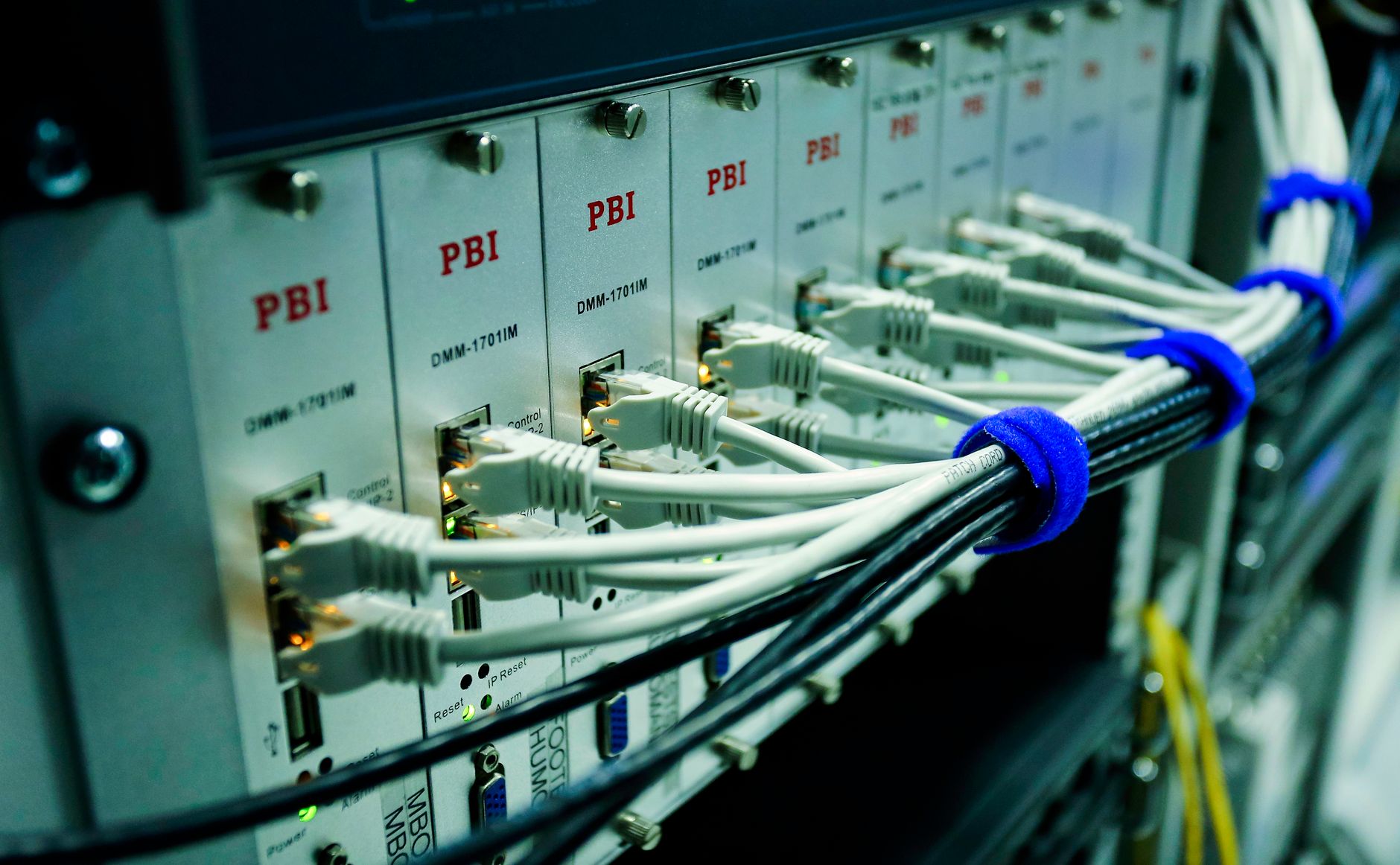 랙에 꽂힌 RJ45 패치 케이블. IT 계층의 배선은 이렇게 정리해 묶습니다